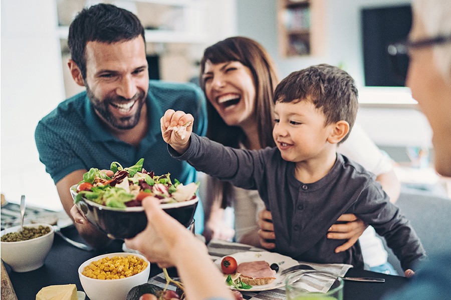 900x600-healthy-new-year-family-salad-wf1017901